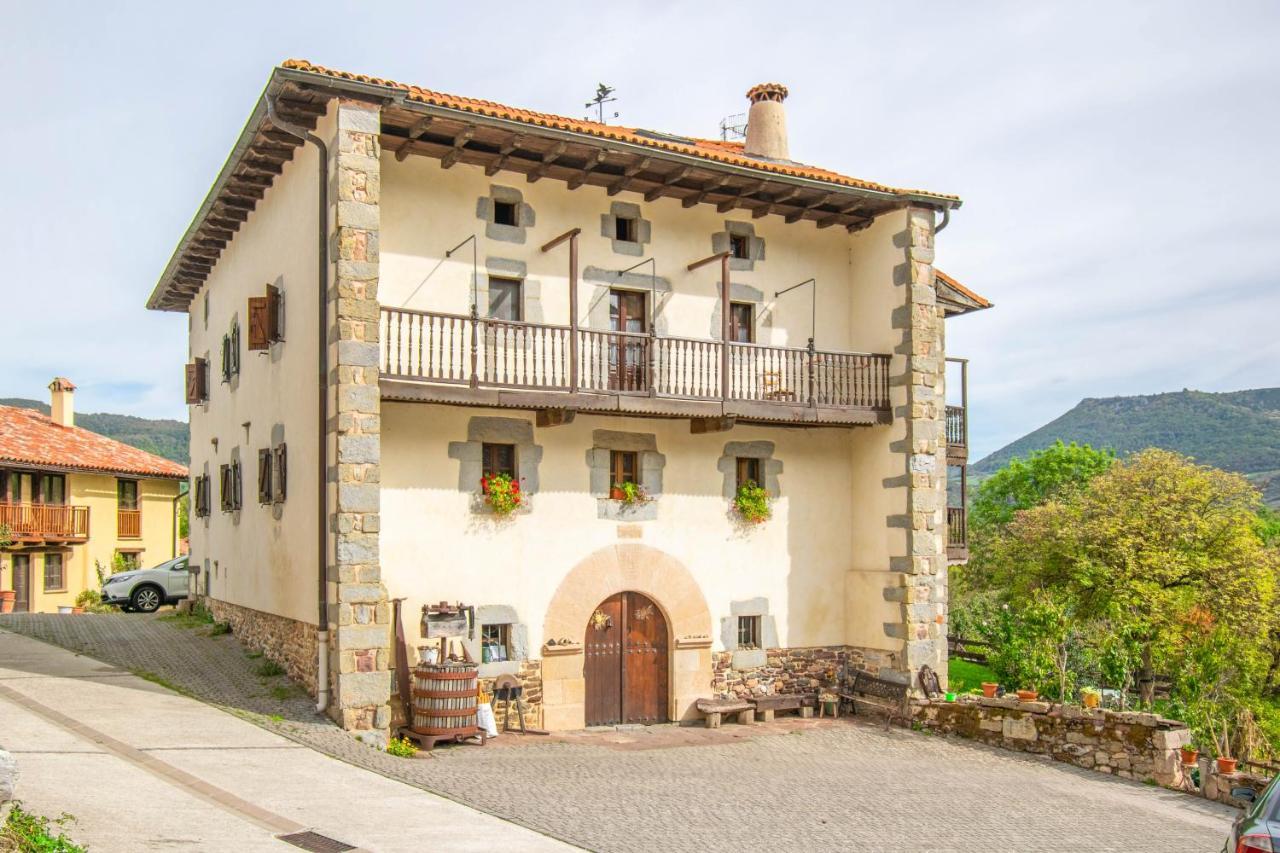 Casa Monaut, Acogedores Apartamentos A Los Pies De La Selva De Irati Сарагуэта Экстерьер фото